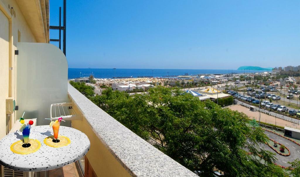 Hotel Alba Serena 米萨诺阿德里亚蒂科 外观 照片